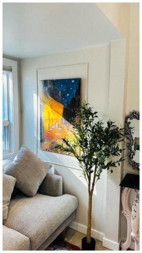 Cozy Private 1BHK Apt on main floor